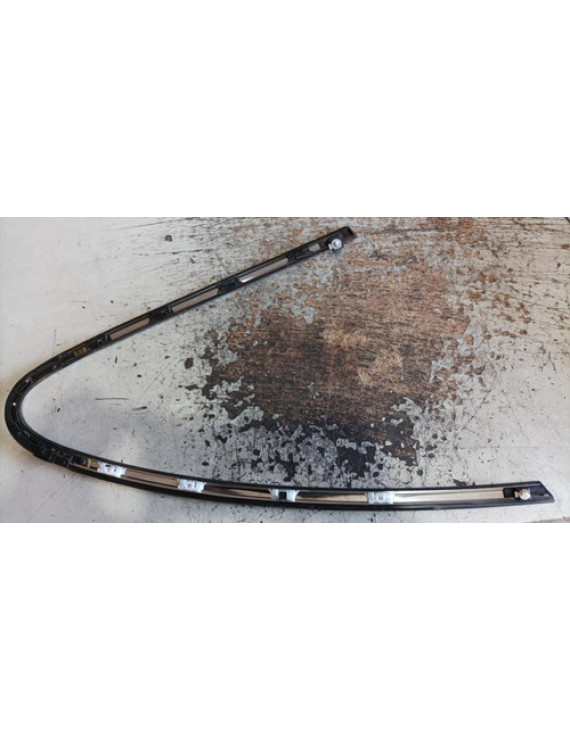 Moldura Externa Porta Traseira Direita Mercedes C300 2018