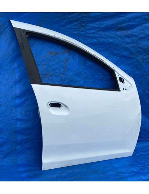 Porta Dianteira Direita Sandero 2014 A 2020 / Detalhe
