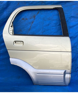 Porta Traseira Direita Daihatsu Terius 2001 A 2005 / Detalhe