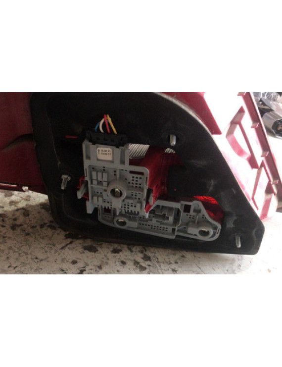 Lanterna Direita Mercedes Benz C180 2011 / Avaria