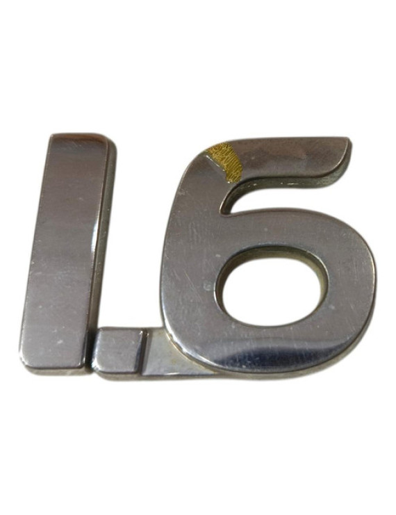 Emblema 1.6 Tampa Traseira Sandero 2008 - 2012 Prateado