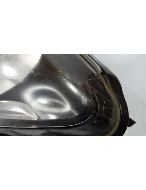 Farol Esquerdo Sandero 2015 - 2020 Detalhe