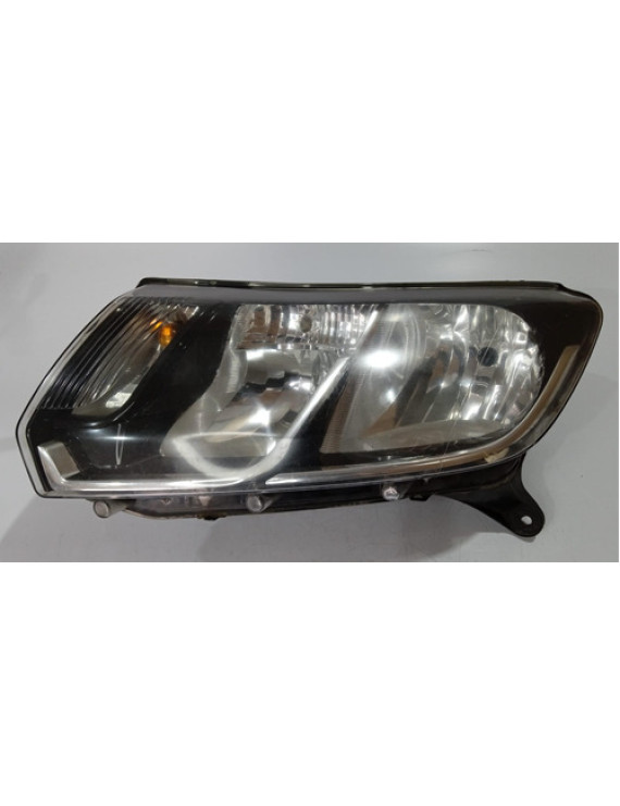 Farol Esquerdo Sandero 2015 - 2020 Detalhe