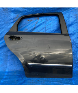 Porta Traseira Direita Fiat Linea 2009 A 2016 / Detalhe