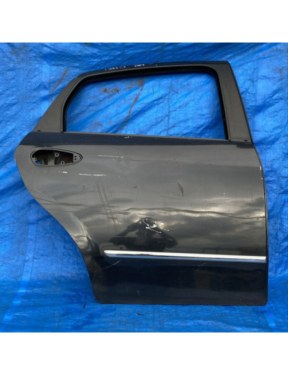 Porta Traseira Direita Fiat Linea 2009 A 2016 / Detalhe