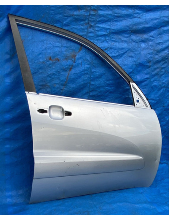 Porta Dianteira Direita Rav4 2000 Á 2005 / Detalhes