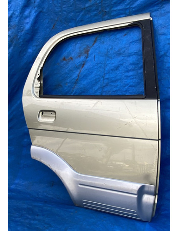 Porta Traseira Direita Daihatsu Terius 2001 A 2005 / Detalhe