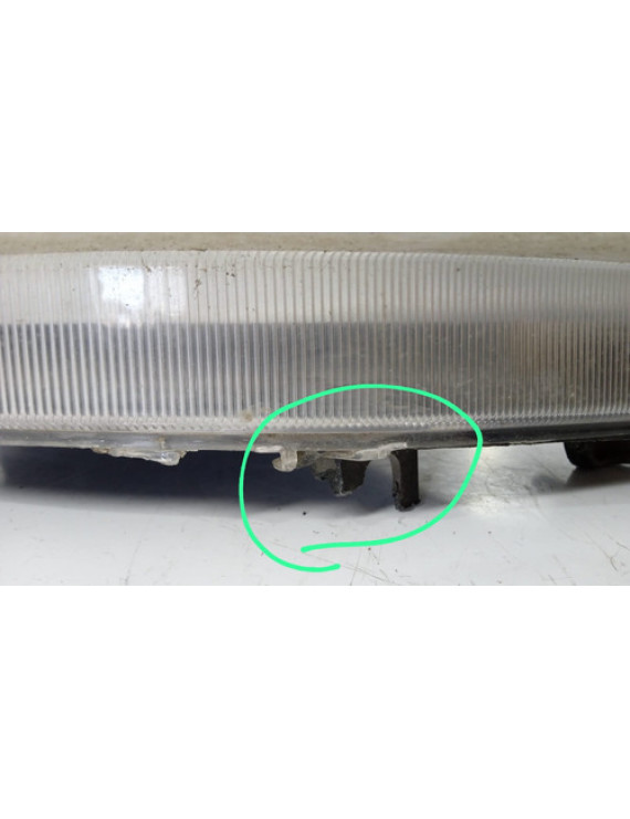 Farol Direito Citroen C3 2002 - 2010 / Detalhe