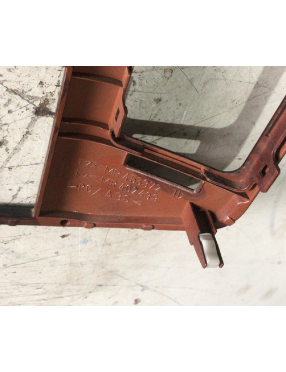 Moldura Central Painel Pajero Full 2001 - 2007 / Mr456372