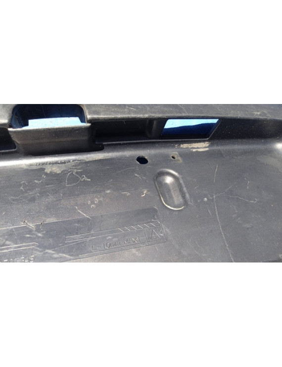 Moldura Placa Traseira Renault Megane 1995 - 1999 / Detalhe