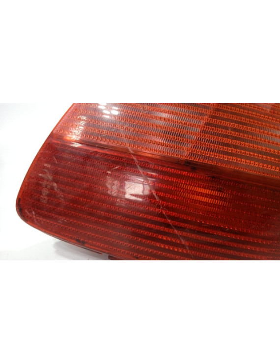 Lanterna Direita Peugeot 206 2002 2003 2004 Direito/passageiro Vermelho