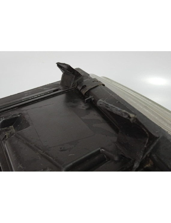 Farol Direito Audi A4 1997 / Detalhe