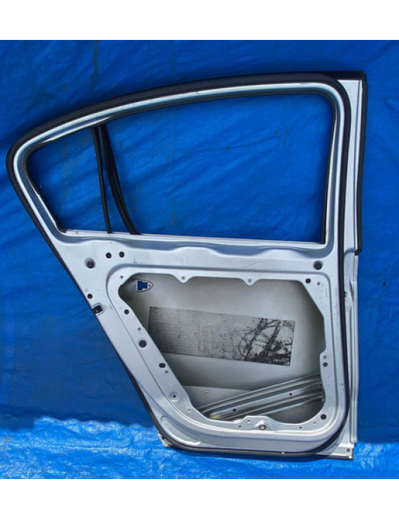 Porta Traseira Esquerda Passat 2005 A 2009 / Detalhe