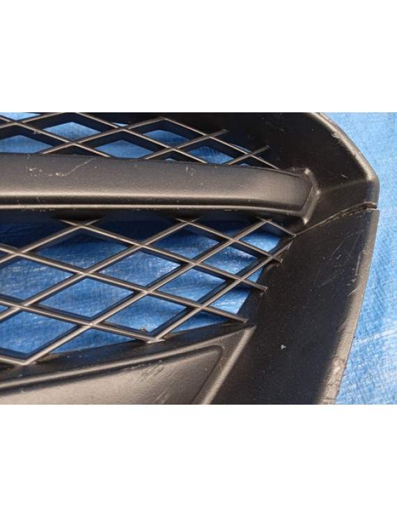 Grade Frontal Emblema Kia Carens 2007 - 2012 Detalhe