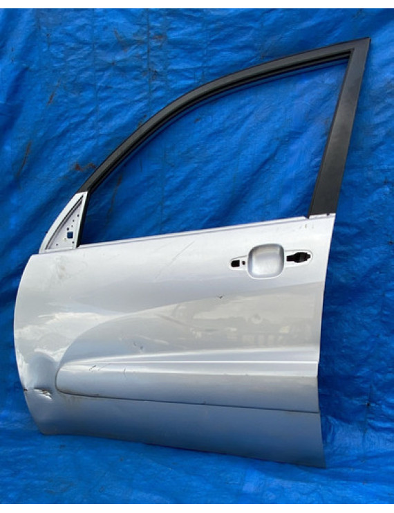 Porta Dianteira Esquerda Rav4 2000 Á 2005 / Detalhe