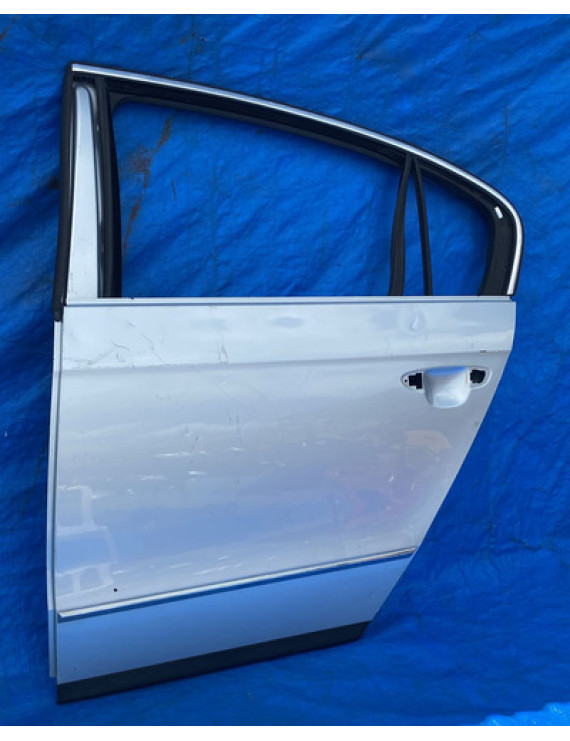 Porta Traseira Esquerda Passat 2005 A 2009 / Detalhe