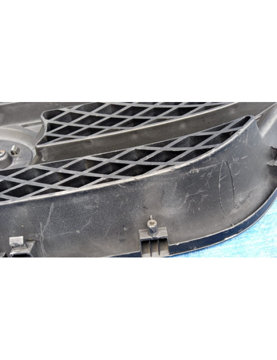 Grade Frontal Emblema Kia Carens 2007 - 2012 Detalhe