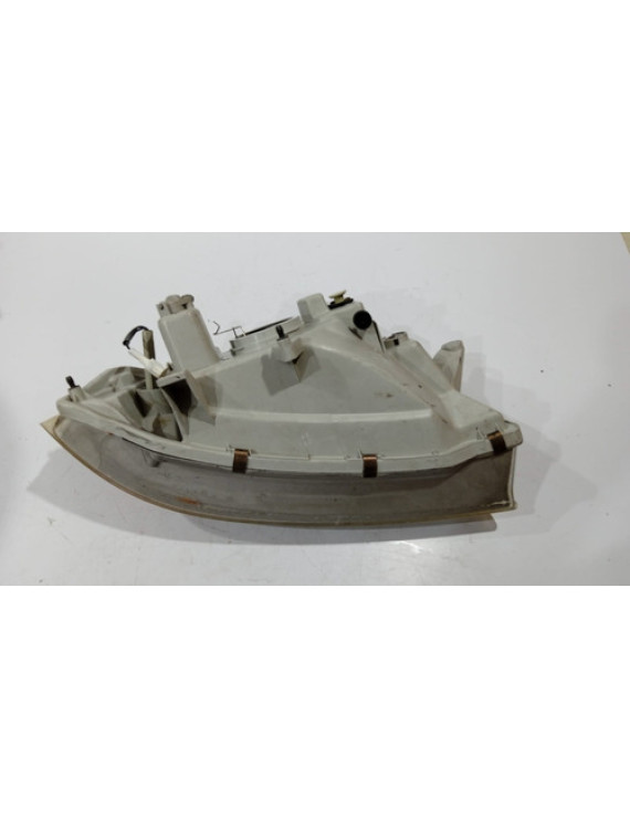 Farol Esquerdo Suzuki Swift 1995 / Detalhe