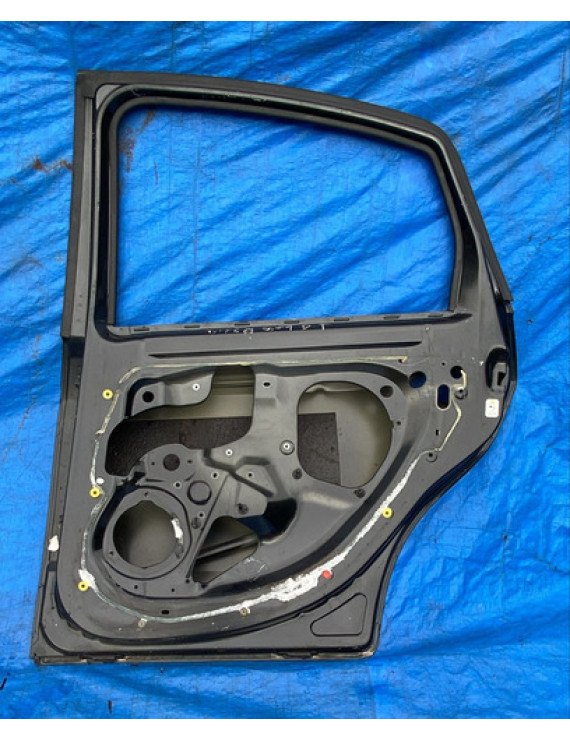 Porta Traseira Direita Fiat Linea 2009 A 2016 / Detalhe