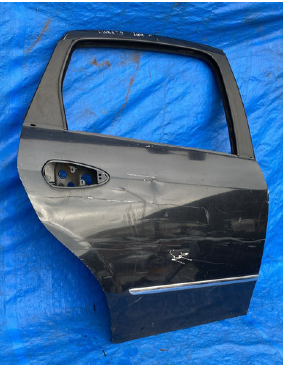 Porta Traseira Direita Fiat Linea 2009 A 2016 / Detalhe