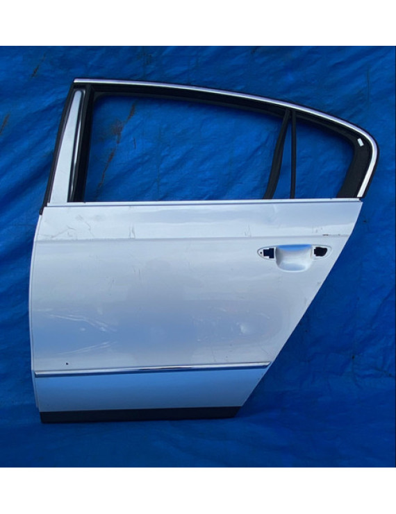 Porta Traseira Esquerda Passat 2005 A 2009 / Detalhe