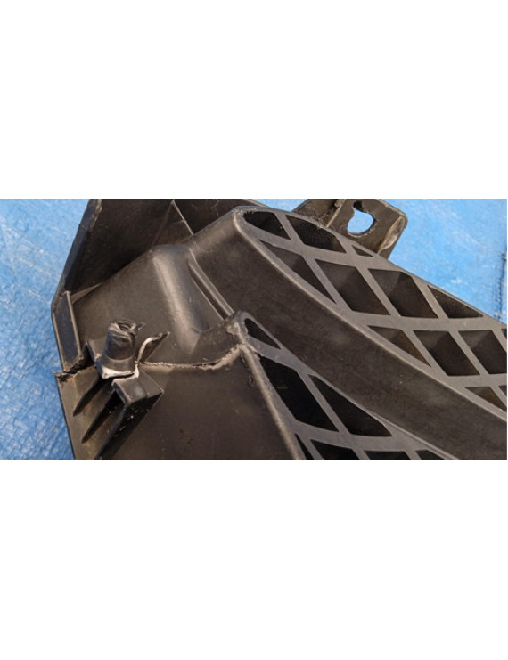 Grade Frontal Emblema Kia Carens 2007 - 2012 Detalhe
