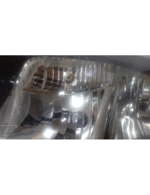 Farol Esquerdo Sandero 2015 - 2020 Detalhe