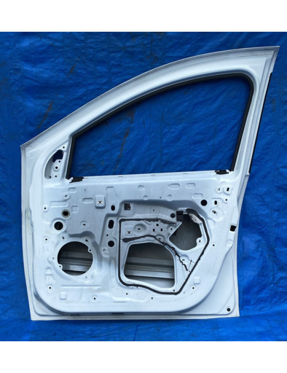 Porta Dianteira Direita Sandero 2014 A 2020 / Detalhe