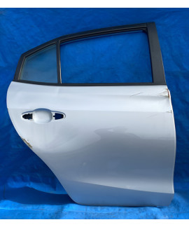 Porta Traseira Direita Yaris Sedan 2019 A 2023 / Detalhe Prateado