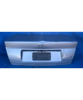Tampa Traseira Audi A4 Sedan 1996 A 1999 / Detalhes Prateado