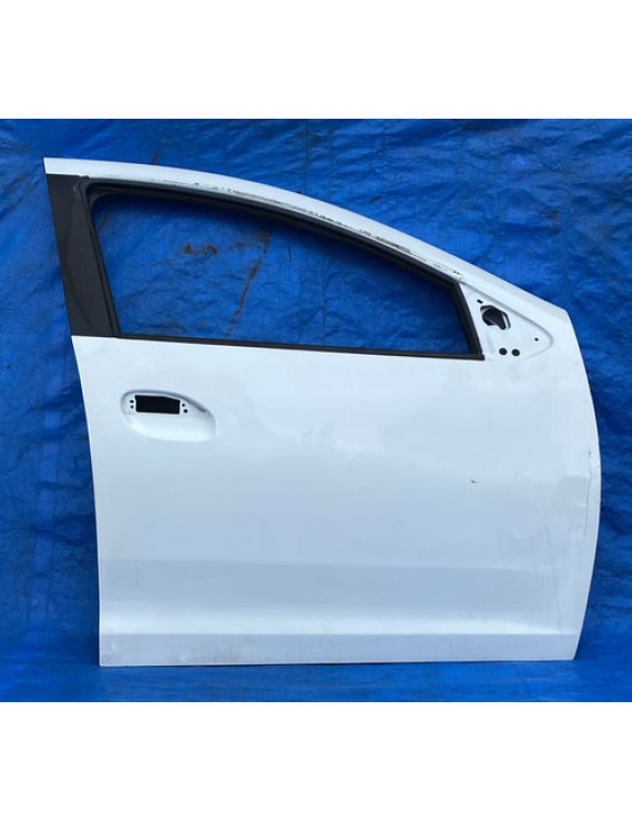Porta Dianteira Direita Sandero 2014 A 2020 / Detalhe