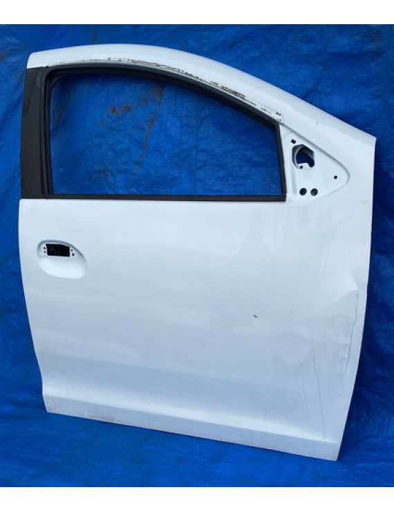 Porta Dianteira Direita Sandero 2014 A 2020 / Detalhe