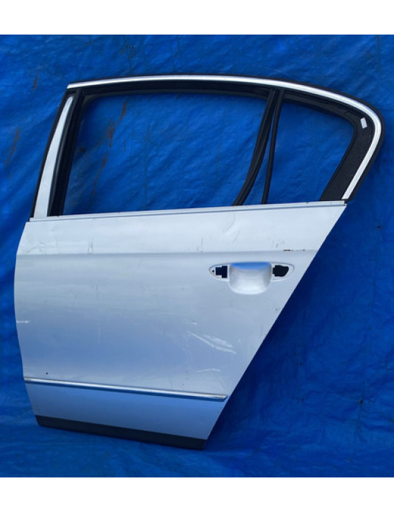 Porta Traseira Esquerda Passat 2005 A 2009 / Detalhe