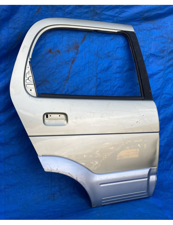 Porta Traseira Direita Daihatsu Terius 2001 A 2005 / Detalhe