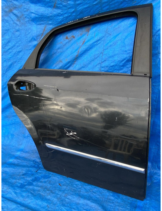 Porta Traseira Direita Fiat Linea 2009 A 2016 / Detalhe