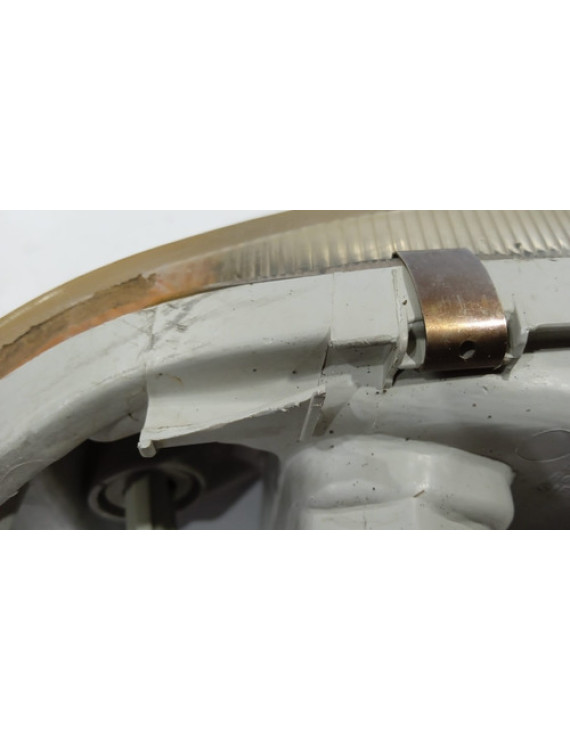 Farol Esquerdo Suzuki Swift 1995 / Detalhe