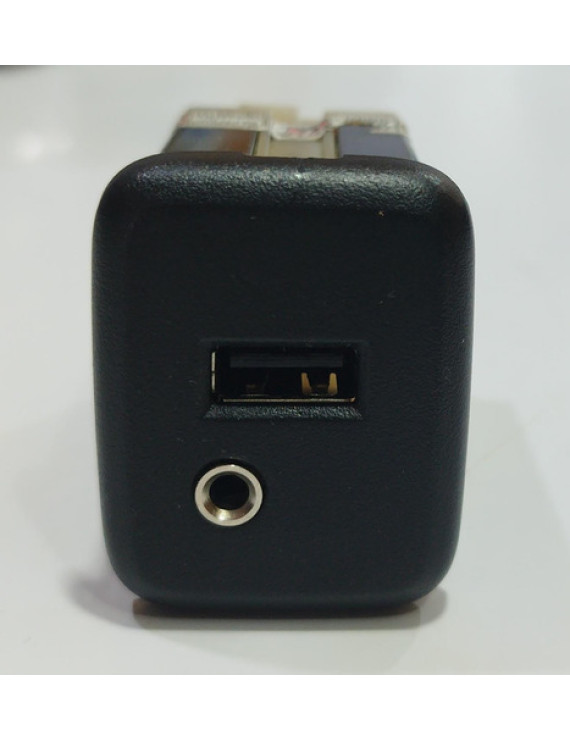 Entrada Auxilar Usb S10 Tracker 2014 - 2019
