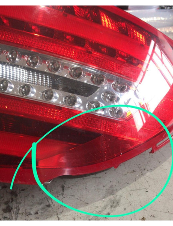 Lanterna Direita Mercedes Benz C180 2011 / Avaria