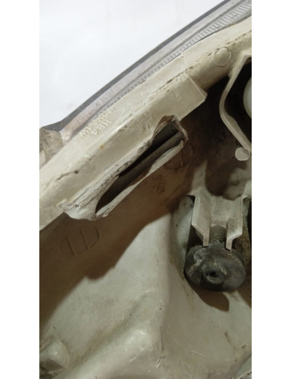 Farol Esquerdo Corolla Fielder 2003 - 2008 / Detalhe