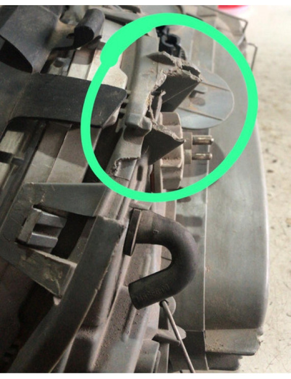 Farol Esquerdo Mercedes E320 1996 / Avaria