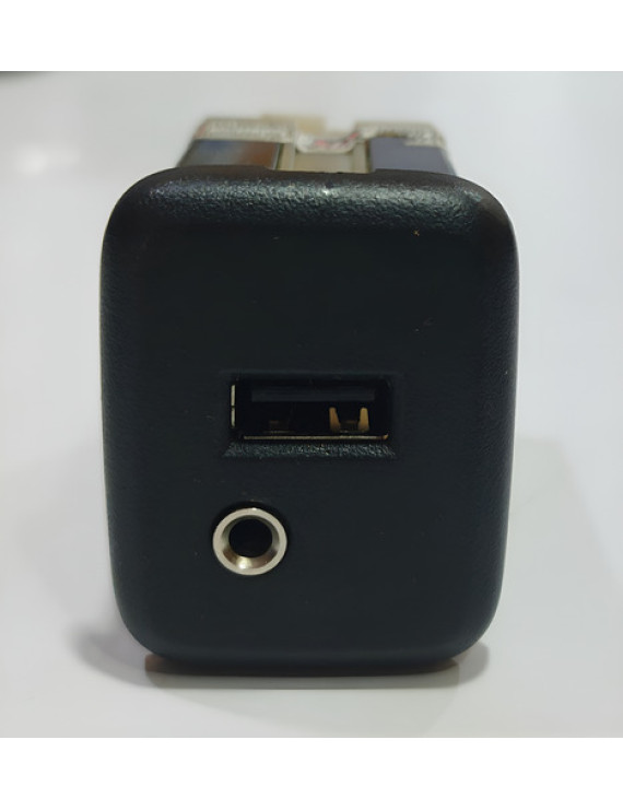 Entrada Auxilar Usb S10 Tracker 2014 - 2019 Preto