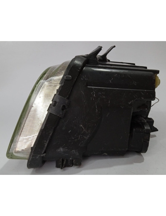 Farol Direito Audi A4 1997 / Detalhe
