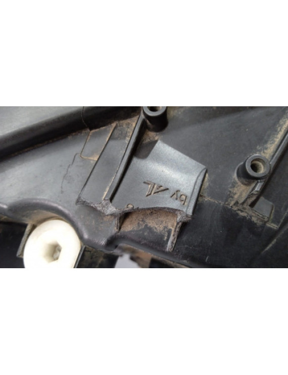 Farol Esquerdo Sandero 2015 - 2020 Detalhe