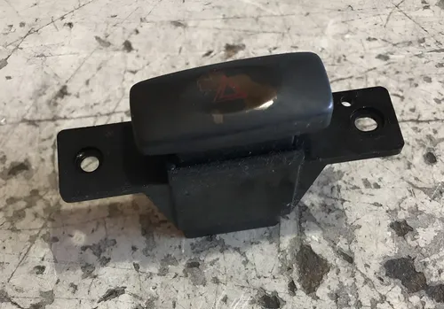 Botão Pisca Alerta Mitsubishi Diamante 1992 - 1996 Preto Botão Pisca Alerta Mitsubishi Diamante 1992 - 1996 Preto