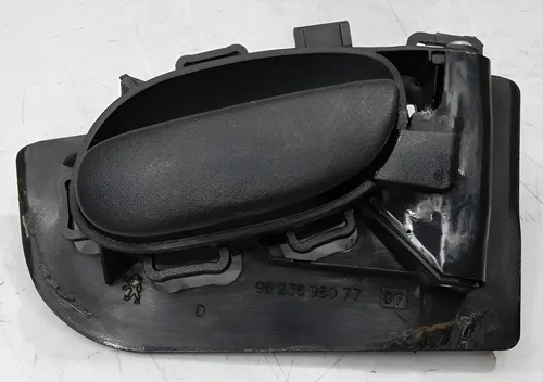 Maçaneta Interna Direita Peugeot 206 207 1999 - 2008 Preto Dianteira
