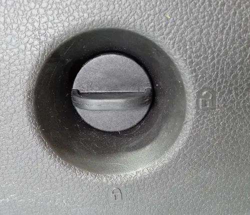 Tampa Caixa Fusíveis Painel Onix  2013 - 2019