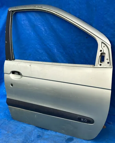 Porta Dianteira Direita Renault Scenic 2001 A 2009 Dianteira Direita Prateado